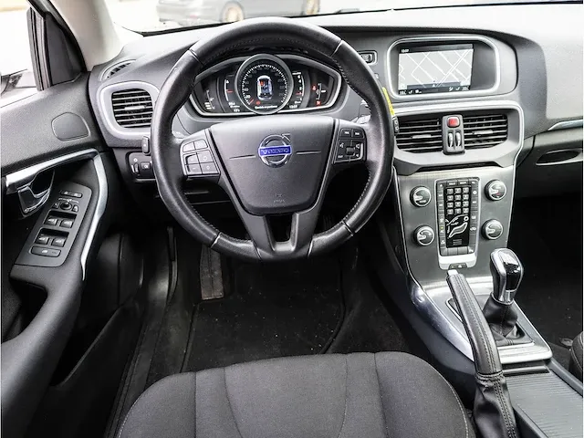 Volvo v40 2.0 t2 2016 navigatiesysteem parkeersensoren climate control cruise control 16"inch - afbeelding 7 van  32