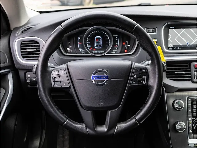 Volvo v40 2.0 t2 2016 navigatiesysteem parkeersensoren climate control cruise control 16"inch - afbeelding 8 van  32