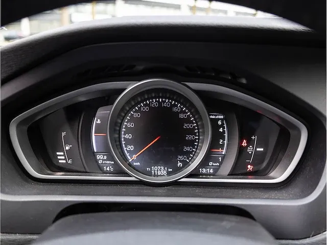 Volvo v40 2.0 t2 2016 navigatiesysteem parkeersensoren climate control cruise control 16"inch - afbeelding 9 van  32