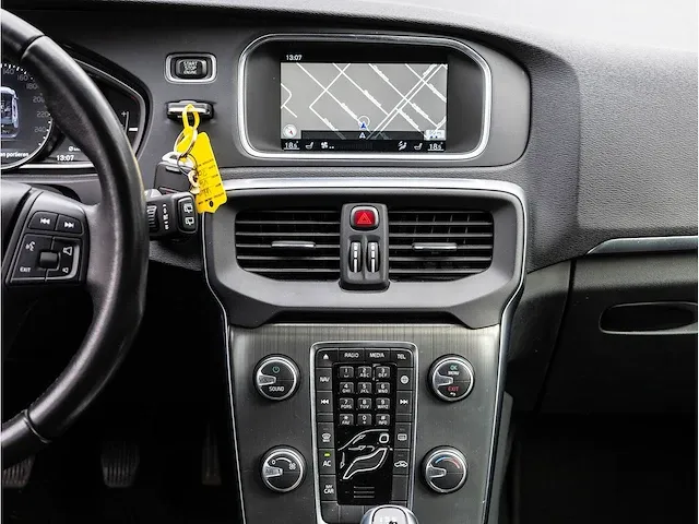 Volvo v40 2.0 t2 2016 navigatiesysteem parkeersensoren climate control cruise control 16"inch - afbeelding 10 van  32