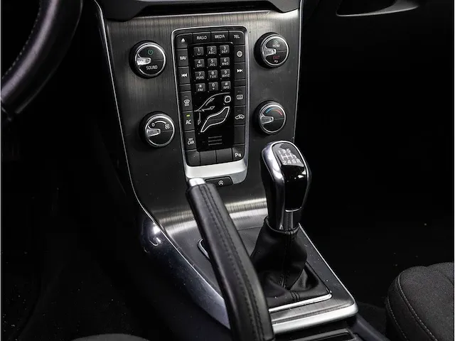 Volvo v40 2.0 t2 2016 navigatiesysteem parkeersensoren climate control cruise control 16"inch - afbeelding 11 van  32
