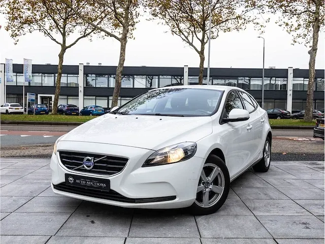 Volvo v40 2.0 t2 2016 navigatiesysteem parkeersensoren climate control cruise control 16"inch - afbeelding 1 van  32