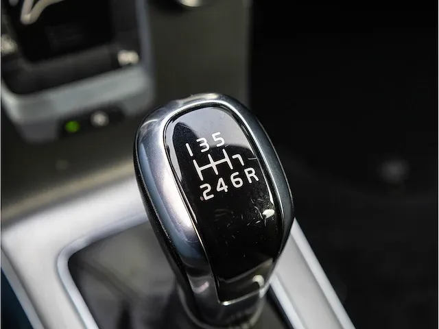 Volvo v40 2.0 t2 2016 navigatiesysteem parkeersensoren climate control cruise control 16"inch - afbeelding 13 van  32