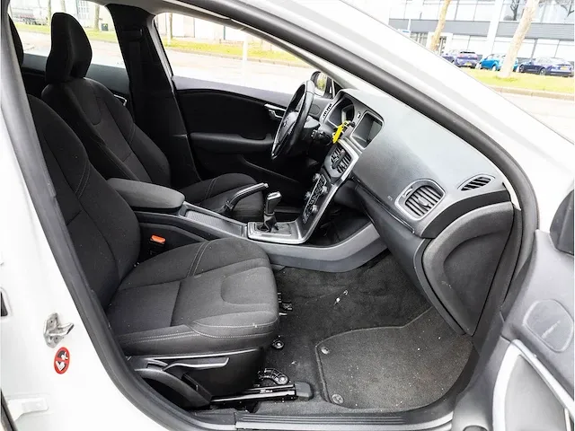 Volvo v40 2.0 t2 2016 navigatiesysteem parkeersensoren climate control cruise control 16"inch - afbeelding 16 van  32