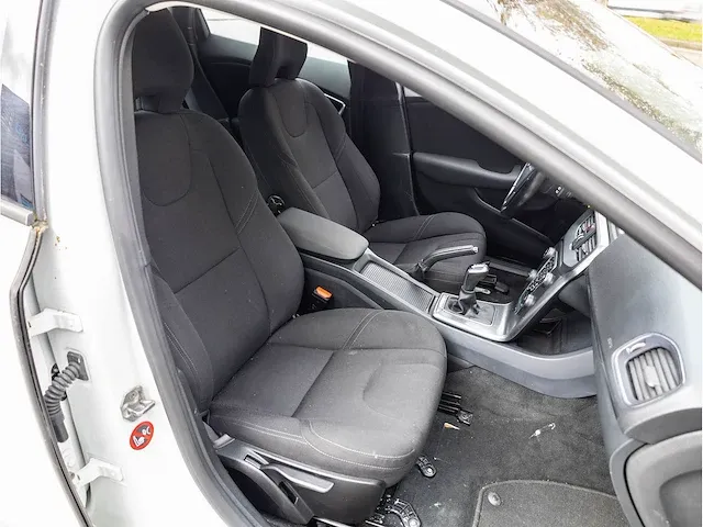 Volvo v40 2.0 t2 2016 navigatiesysteem parkeersensoren climate control cruise control 16"inch - afbeelding 17 van  32