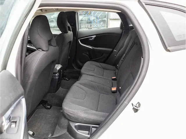Volvo v40 2.0 t2 2016 navigatiesysteem parkeersensoren climate control cruise control 16"inch - afbeelding 18 van  32