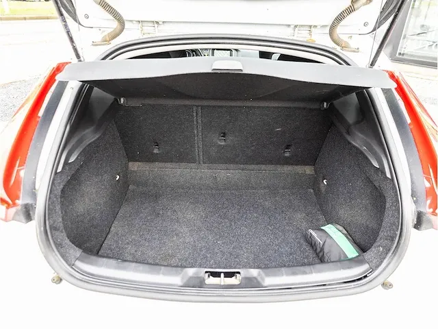Volvo v40 2.0 t2 2016 navigatiesysteem parkeersensoren climate control cruise control 16"inch - afbeelding 19 van  32