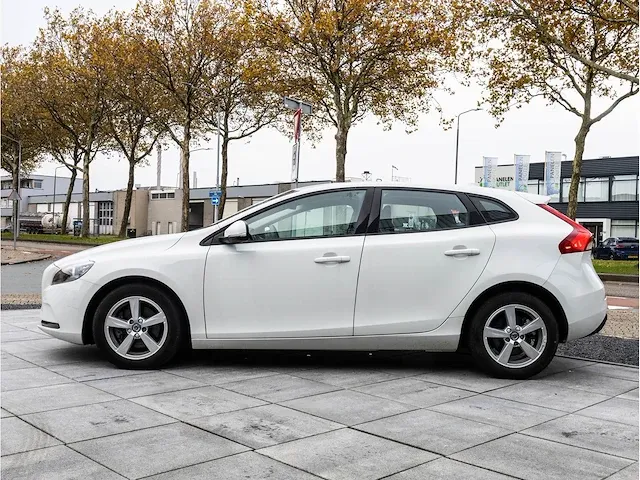 Volvo v40 2.0 t2 2016 navigatiesysteem parkeersensoren climate control cruise control 16"inch - afbeelding 12 van  32