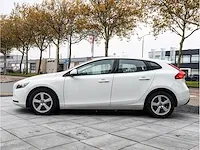 Volvo v40 2.0 t2 2016 navigatiesysteem parkeersensoren climate control cruise control 16"inch - afbeelding 12 van  32