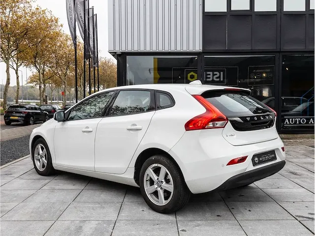 Volvo v40 2.0 t2 2016 navigatiesysteem parkeersensoren climate control cruise control 16"inch - afbeelding 23 van  32