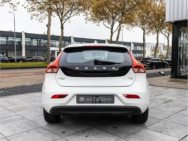 Volvo v40 2.0 t2 2016 navigatiesysteem parkeersensoren climate control cruise control 16"inch - afbeelding 27 van  32