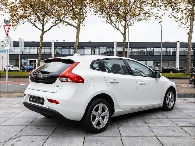 Volvo v40 2.0 t2 2016 navigatiesysteem parkeersensoren climate control cruise control 16"inch - afbeelding 28 van  32