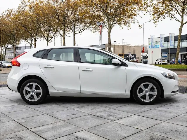 Volvo v40 2.0 t2 2016 navigatiesysteem parkeersensoren climate control cruise control 16"inch - afbeelding 29 van  32