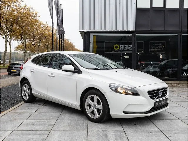 Volvo v40 2.0 t2 2016 navigatiesysteem parkeersensoren climate control cruise control 16"inch - afbeelding 30 van  32