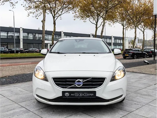 Volvo v40 2.0 t2 2016 navigatiesysteem parkeersensoren climate control cruise control 16"inch - afbeelding 31 van  32
