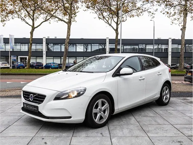 Volvo v40 2.0 t2 2016 navigatiesysteem parkeersensoren climate control cruise control 16"inch - afbeelding 32 van  32