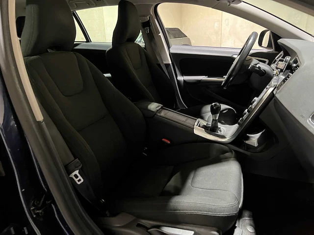 Volvo v60 1.6 t3 kinetic 150pk 2011, 98-rff-4 - afbeelding 32 van  41