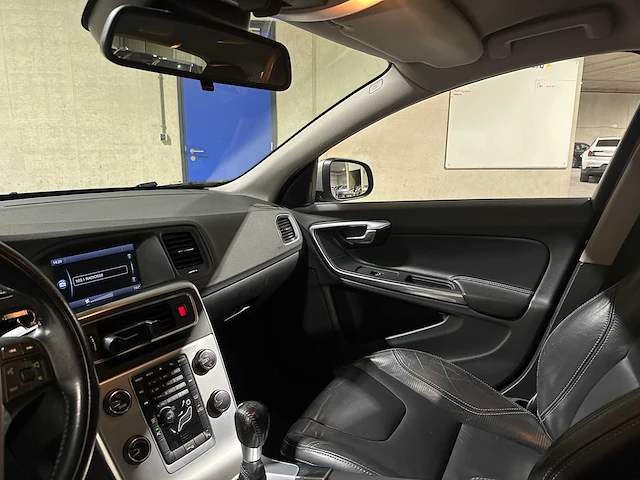 Volvo v60 1.6 t3 r-design 150pk 2012 (origineel-nl), 34-xls-4 - afbeelding 14 van  42
