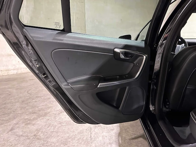 Volvo v60 1.6 t3 r-design 150pk 2015, 5-ztk-58 - afbeelding 25 van  39