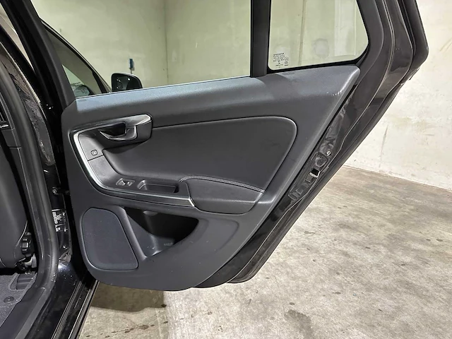 Volvo v60 1.6 t3 r-design 150pk 2015, 5-ztk-58 - afbeelding 28 van  39