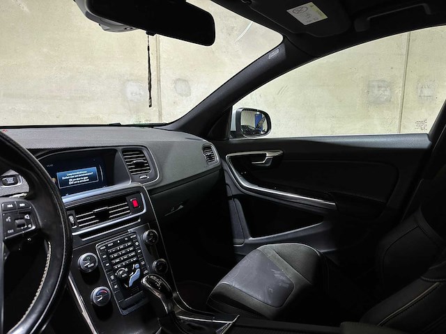 Volvo v60 1.6 t3 r-design 150pk 2015, 5-ztk-58 - afbeelding 13 van  39
