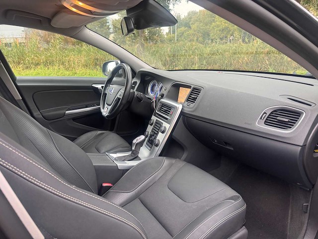 Volvo v60 1.6 t3 r-design , ; 2-kbp-03 - afbeelding 11 van  15