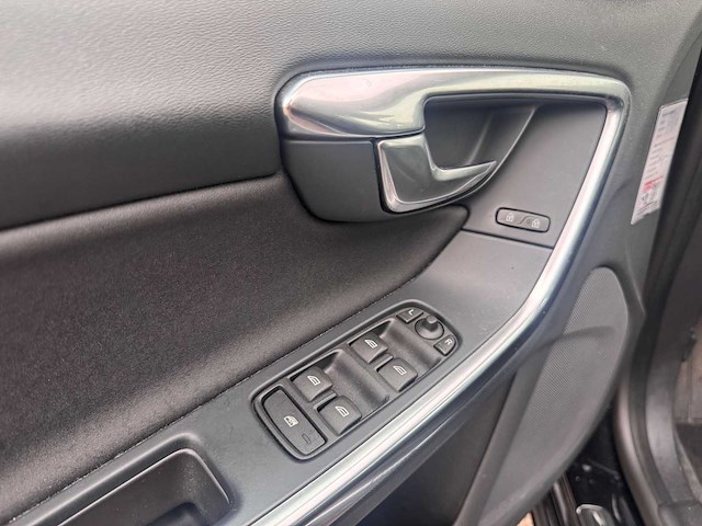 Volvo v60 1.6 t3 r-design , ; 2-kbp-03 - afbeelding 15 van  15