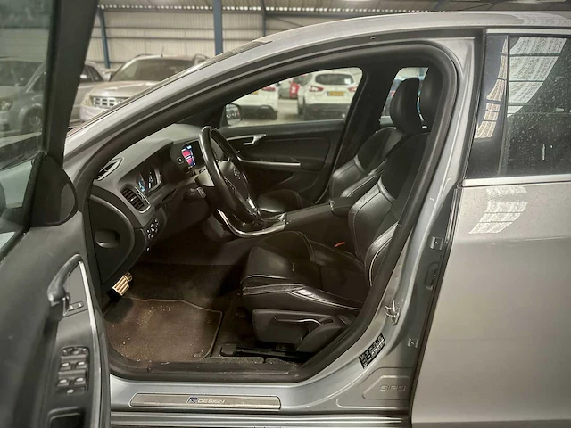 Volvo v60 1.6 t3 r design automaat; 8-ztn-12 - afbeelding 11 van  15