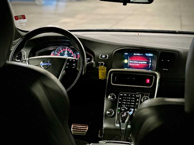 Volvo v60 1.6 t3 r design automaat; 8-ztn-12 - afbeelding 3 van  15