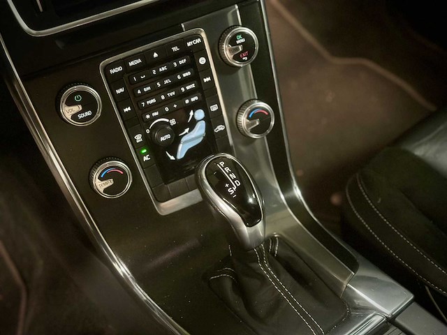 Volvo v60 1.6 t3 r design automaat; 8-ztn-12 - afbeelding 6 van  15