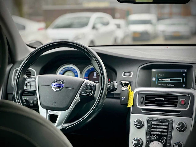 Volvo v60 1.6 t3 r-design automaat, 9-kkx-82! - afbeelding 3 van  16