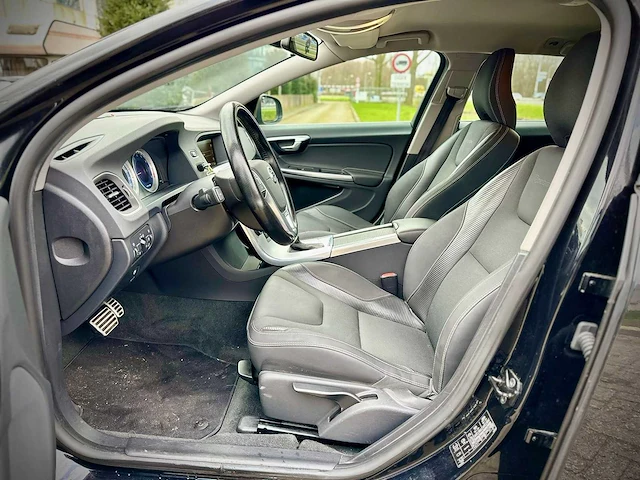 Volvo v60 1.6 t3 r-design automaat, 9-kkx-82! - afbeelding 12 van  16