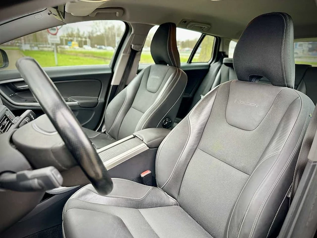 Volvo v60 1.6 t3 r-design automaat, 9-kkx-82! - afbeelding 14 van  16