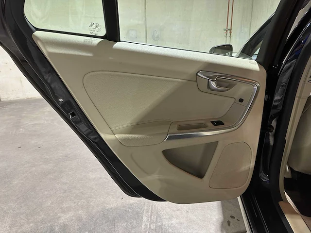 Volvo v60 1.6 t4 summum 179pk 2011, 51-pff-4 - afbeelding 28 van  43