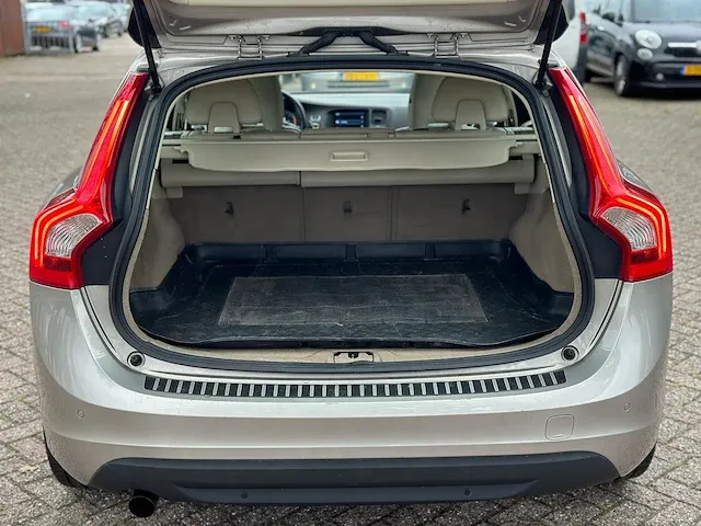 Volvo v60 2.0 d3, kh-590-j - afbeelding 2 van  18