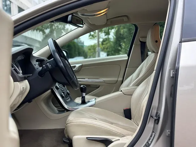 Volvo v60 2.0 d3, kh-590-j - afbeelding 14 van  18
