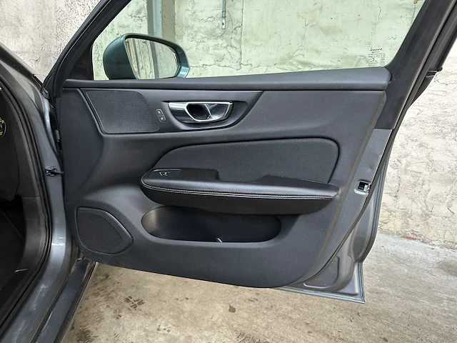 Volvo v60 2.0 d3 momentum 150pk 2019, g-381-lp - afbeelding 27 van  40