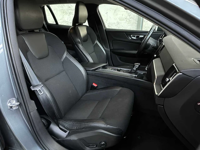 Volvo v60 2.0 d3 momentum 150pk 2019, g-381-lp - afbeelding 32 van  40