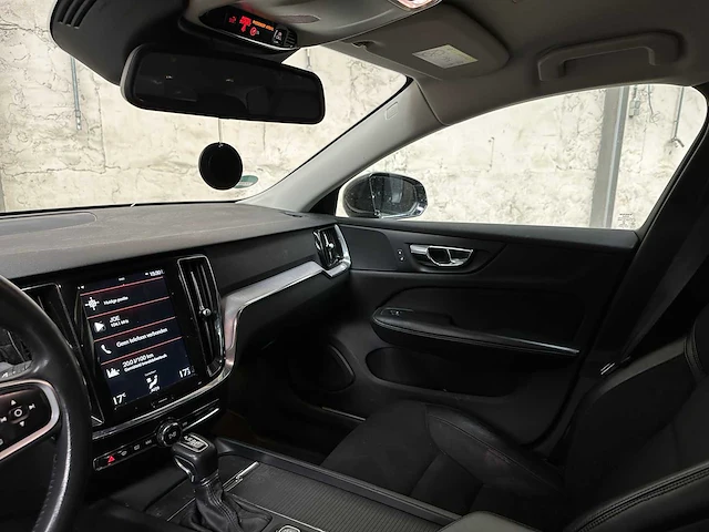 Volvo v60 2.0 d4 momentum 190pk 2018, tf-649-b - afbeelding 11 van  39