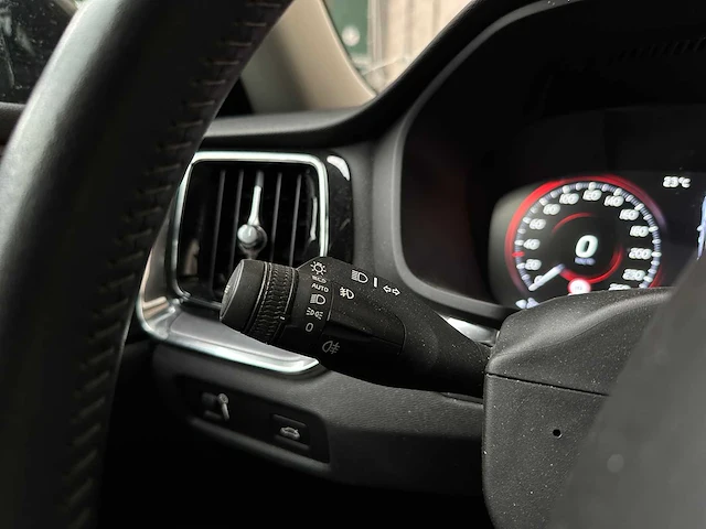 Volvo v60 2.0 d4 momentum 190pk 2018, tf-649-b - afbeelding 15 van  39