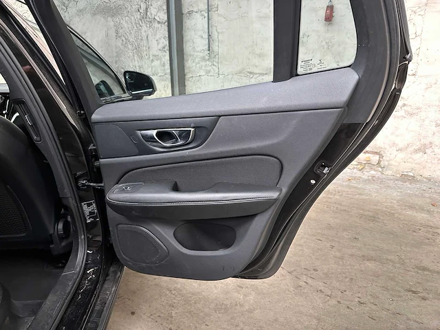 Volvo v60 2.0 d4 momentum 190pk 2018, tf-649-b - afbeelding 27 van  39