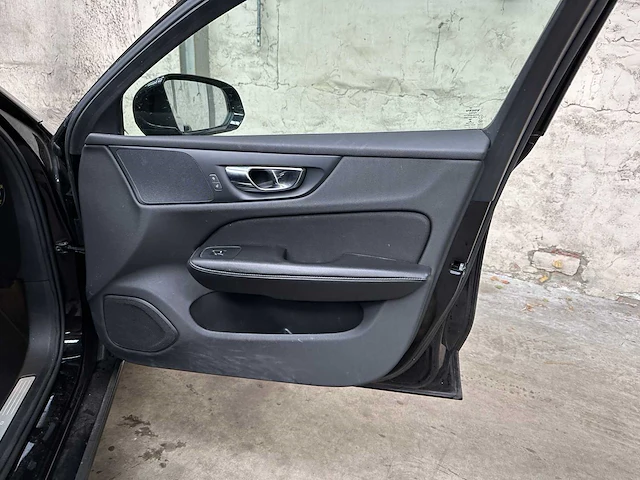 Volvo v60 2.0 d4 momentum 190pk 2018, tf-649-b - afbeelding 29 van  39