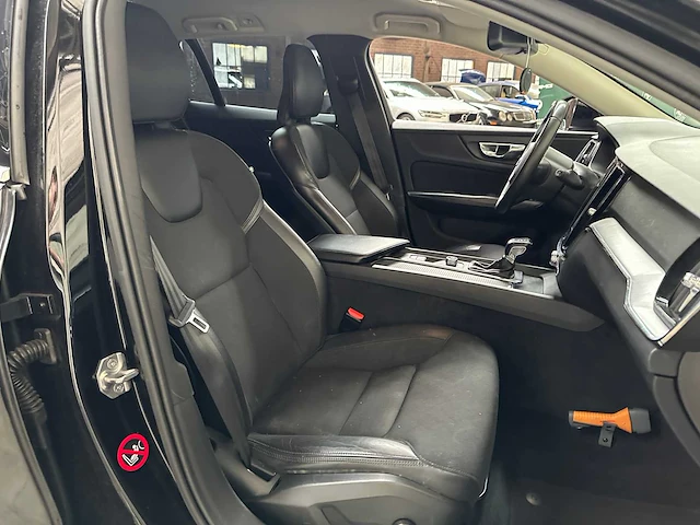 Volvo v60 2.0 d4 momentum 190pk 2018, tf-649-b - afbeelding 30 van  39