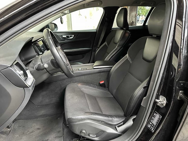 Volvo v60 2.0 d4 momentum 190pk 2018, tf-649-b - afbeelding 21 van  39