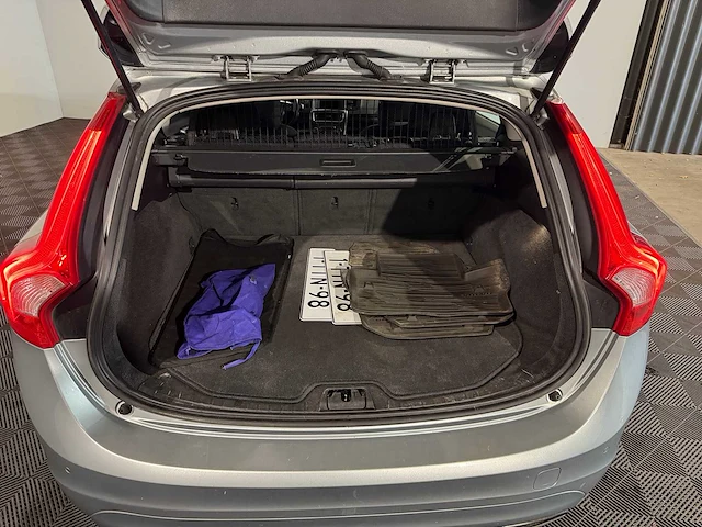 Volvo v60 2.0 d4 summum, 1-ttn-98 - afbeelding 10 van  16
