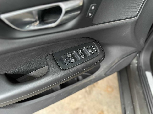 Volvo v60 2.0 t6 recharge awd business pro 341pk 2021, k-930-zf - afbeelding 31 van  60