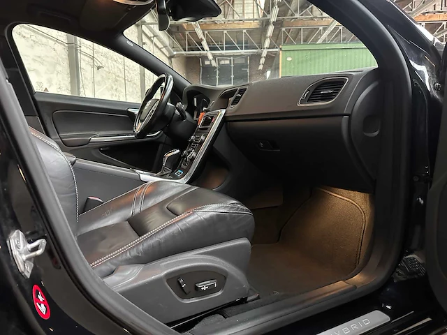 Volvo v60 2.4 d6 awd pl.i sum. 215pk 2013, 4-sjx-92 - afbeelding 28 van  39