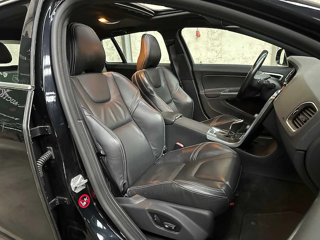 Volvo v60 2.4 d6 awd pl.i sum. 215pk 2013, 4-sjx-92 - afbeelding 29 van  39
