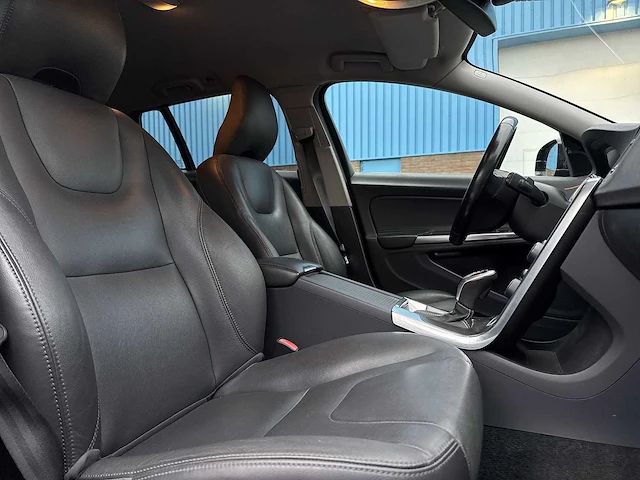 Volvo v60 2.4 d6 awd plug-in hybrid summum 2014 | 3-thj-69 - afbeelding 13 van  27
