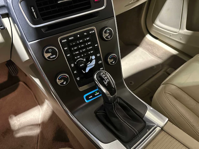 Volvo v60 2.4 d6 awd plug-in hybrid summum 215pk 2013, 9-spl-27 - afbeelding 16 van  56